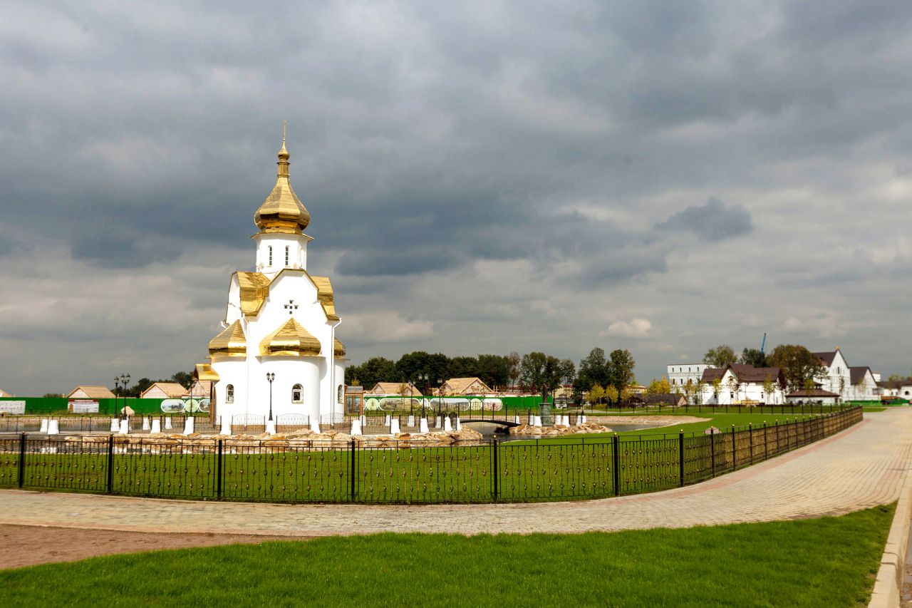 Орлово. Парк Русь Орлово часовня. Парк Орлово Московская область. Часовня в конный парк Русь. Русь поселок Орлово Московской области.