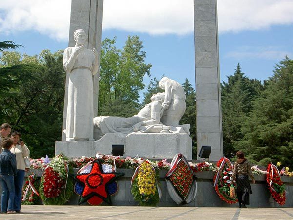 Фото памятника ветерану ВОВ из красно-коричневого гранита.