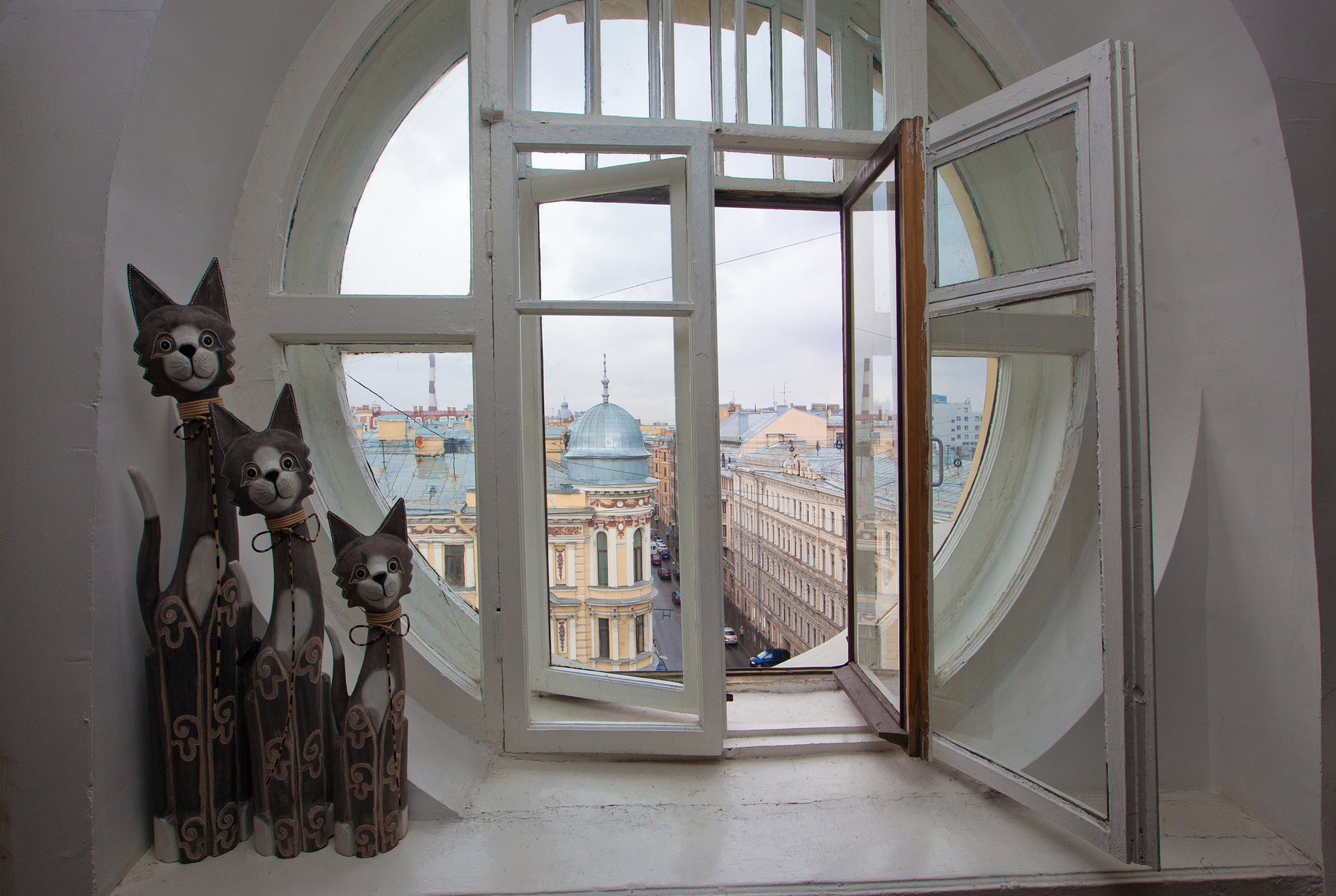 Открытые окна спб. Хостел Мишаня Санкт-Петербург. Красивые окна Петербурга. Вид из окна. Окно с видом на Питер.