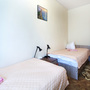 Хостел Эмоджи, Двухместный совместный номер с 2 кроватями и общей ванной комнатой, фото 13