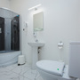Арт Отель Республика, Просторные ванные комнаты в номерах оснащены фенами для волос., фото 33