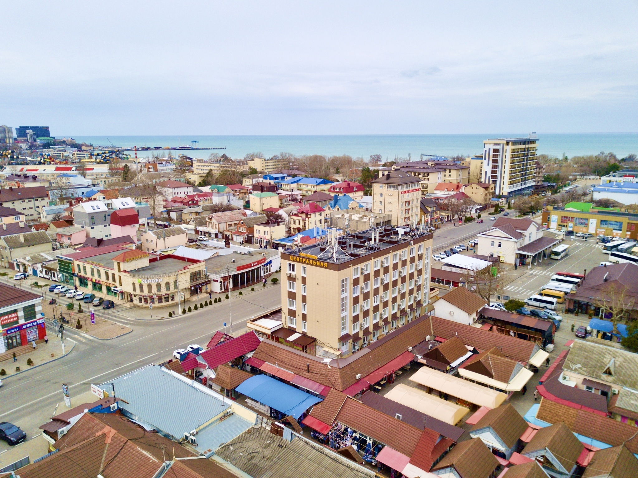 Над городом анапа. Анапа центр города. Гостиница Центральная Анапа. Анапа город Центральная улица. Красноармейская улица Анапа.